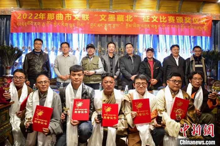圖為獲獎人員合影留念?！∝暩聛硭?攝
