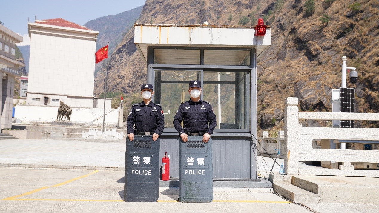 吉隆口岸移民管理警察正在執(zhí)勤。人民網(wǎng)記者 唐宋攝