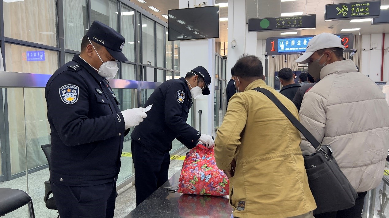 吉隆口岸移民管理警察正在對行李物品進(jìn)行檢查。人民網(wǎng)記者 唐宋攝