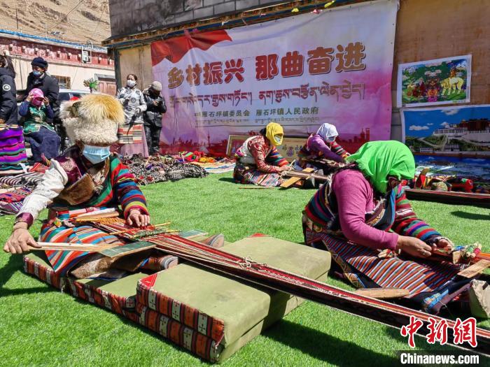 圖為2022年，安多縣雁石坪鎮(zhèn)“鄉(xiāng)村振興那曲奮進”編織技藝比賽現(xiàn)場。資料圖 那曲市“鄉(xiāng)村振興 那曲奮進”活動辦供圖