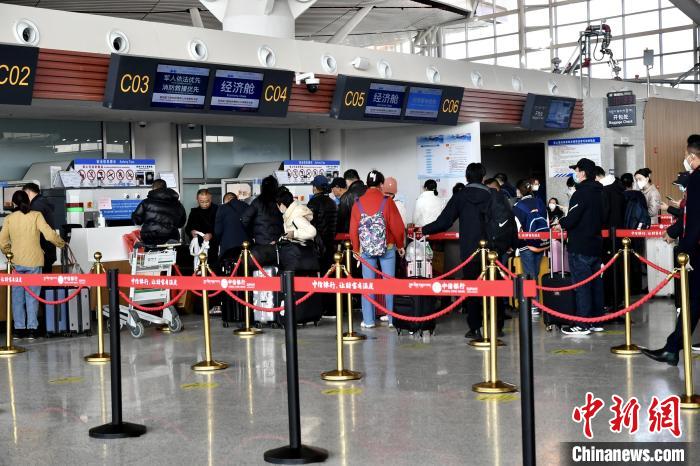 圖為旅客辦理登機手續(xù)?！≈芎?攝