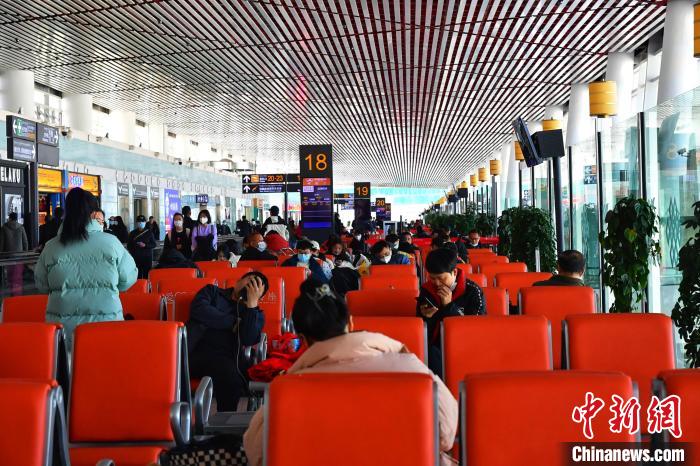 圖為旅客在機場候機室等待登機?！≈芎?攝