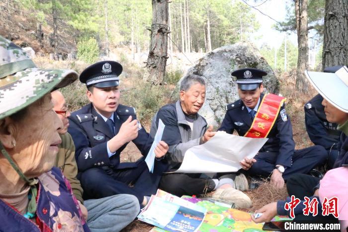 圖為竹瓦根邊境派出所民警為轄區(qū)群眾宣講森林防火常識(shí)?！≈裢吒吘撑沙鏊?供圖