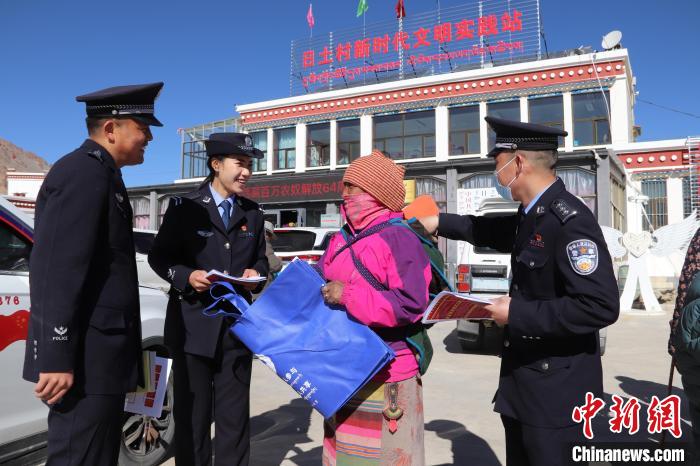 圖為日土邊境派出所民警在選轄區(qū)宣講國(guó)家安全知識(shí)。　任博 攝