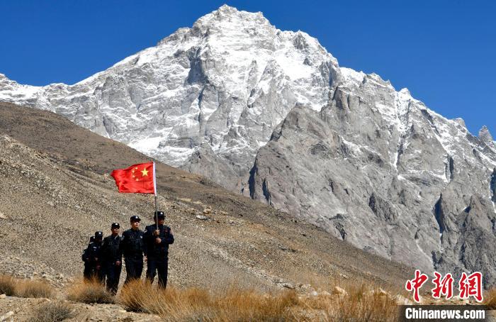 底雅邊境派出所民警夏永軍(右一)在巡邏中。　李林 攝
