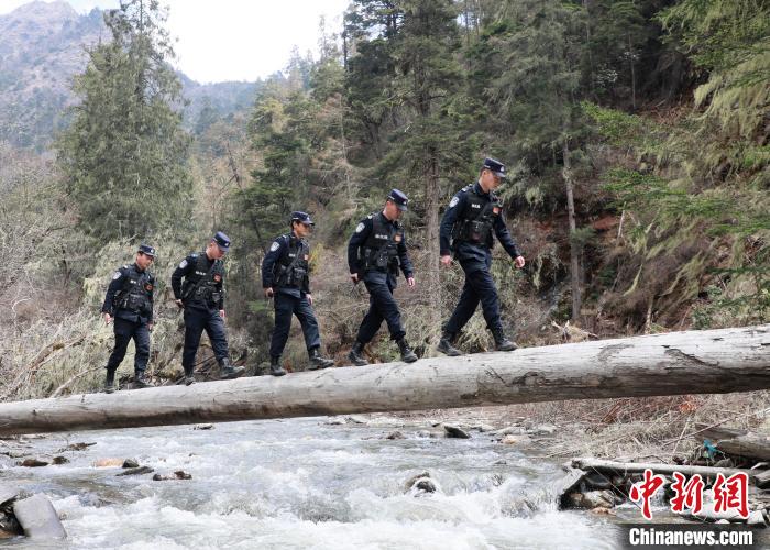 山南邊境管理支隊(duì)玉麥邊境派出所民警邊境巡邏途中走過河道上“獨(dú)木橋”?！∴嶇?攝