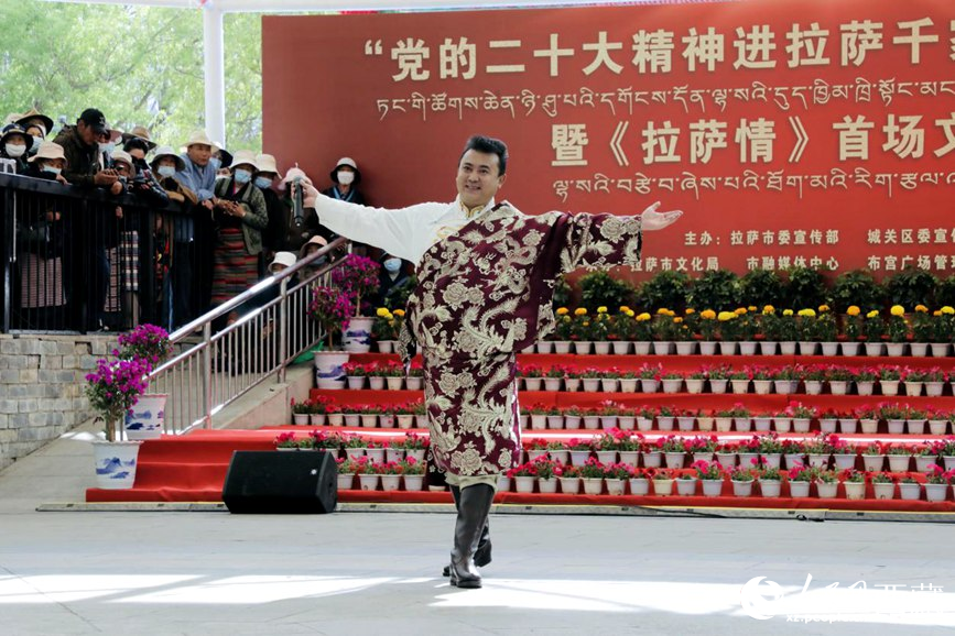 獻(xiàn)唱《夏爾巴》。人民網(wǎng) 次仁羅布攝