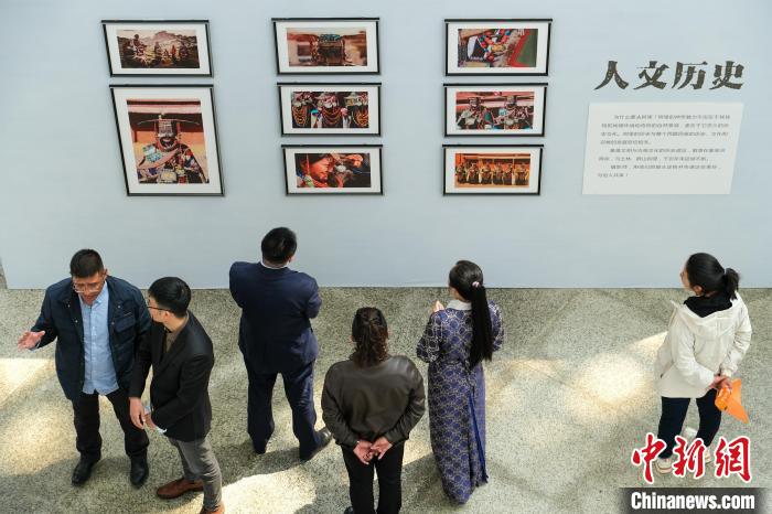 圖為觀眾觀看展覽。