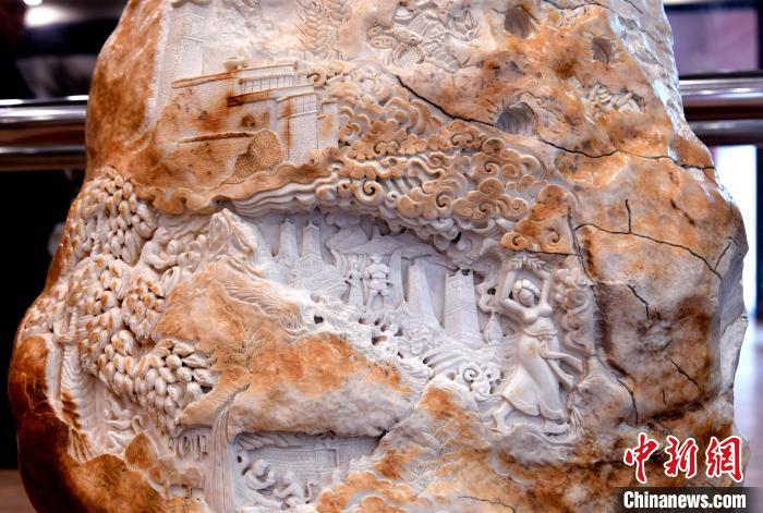 圖為5月16日，展覽中的漢白玉雕作品《猴子變?nèi)恕??！±盍?攝