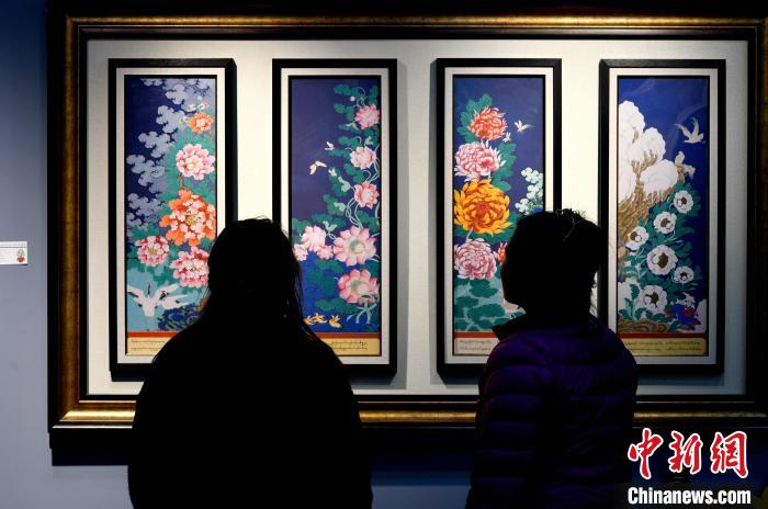 圖為5月16日，觀眾正在欣賞展覽中的新創(chuàng)唐卡作品?！±盍?攝