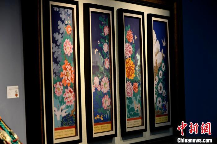 圖為5月16日，展覽中新創(chuàng)唐卡作品《四季花》?！±盍?攝