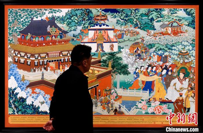 圖為5月16日，觀眾正在欣賞展覽中的新創(chuàng)唐卡作品?！±盍?攝