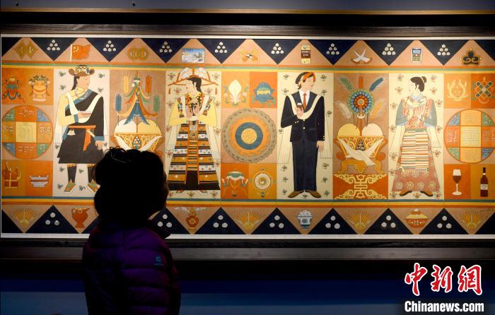 圖為5月16日，觀眾正在欣賞展覽中的新創(chuàng)唐卡作品?！±盍?攝