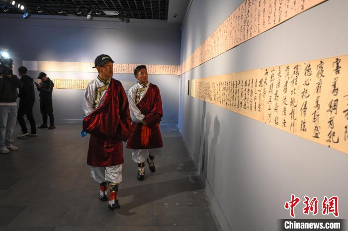 圖為學(xué)生參觀黃庭堅(jiān)書(shū)法文獻(xiàn)展。　趙朗 攝