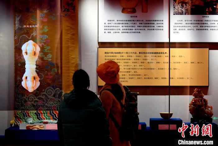 圖為5月18日，觀眾正在欣賞展覽。　李林 攝