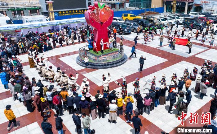 圖為“極地那曲 天際之旅”2023西藏那曲“中國旅游日”音樂美食嘉年華活動現(xiàn)場。　那曲市文化和旅游局供圖