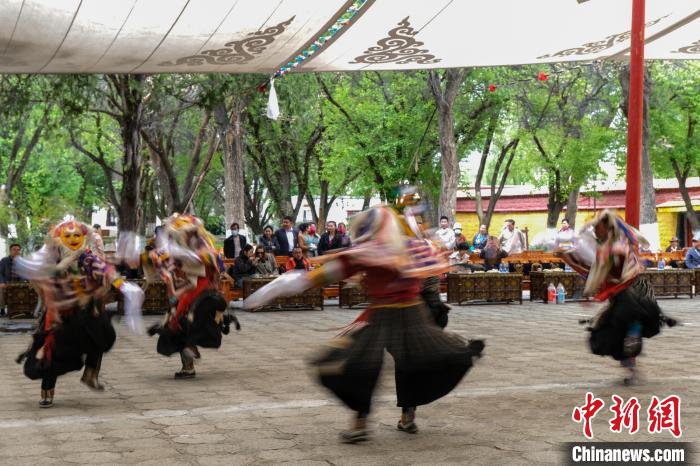 圖為活動(dòng)現(xiàn)場(chǎng)的藏戲表演?！〗w波 攝