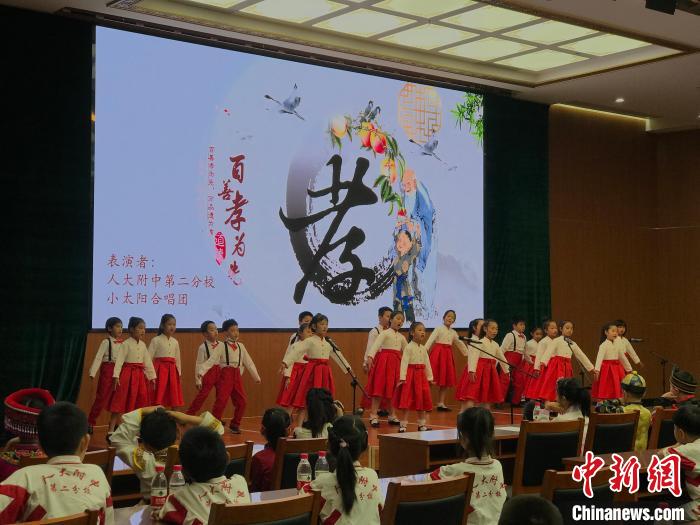 圖為中國人民大學(xué)附屬中學(xué)第二分校的小朋友們合唱?！￡惤ㄐ?攝