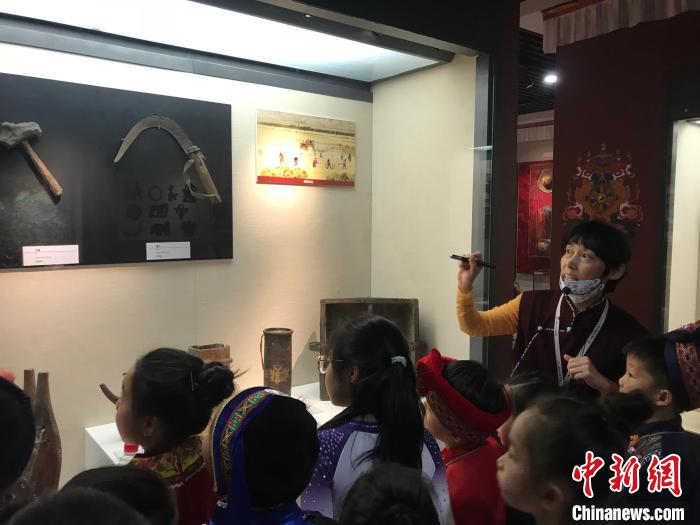 圖為中國人民大學(xué)附屬中學(xué)第二分校的小朋友們參觀“雪域星光——西藏傳統(tǒng)文化藝術(shù)展”。　陳建新 攝