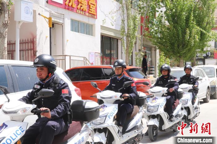 民警騎著電瓶車在轄區(qū)巡邏走訪?！↑S創(chuàng)偉 攝