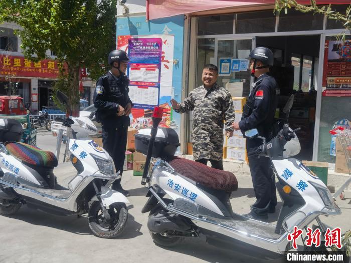 民警對(duì)轄區(qū)商鋪進(jìn)行走訪排查?！↑S創(chuàng)偉 攝