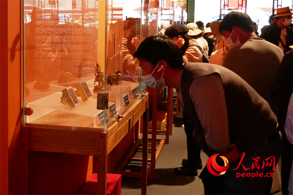 觀眾正在展區(qū)參觀。人民網(wǎng) 韋衍行攝