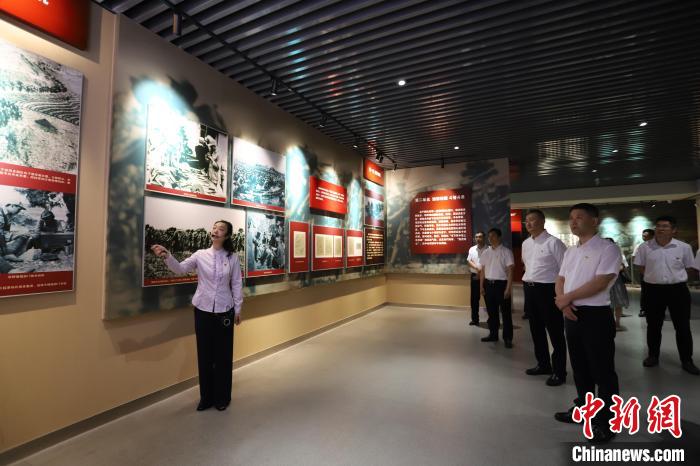 圖為西藏航空一行在臨沂市孟良崮戰(zhàn)役紀(jì)念館開展主題教育活動。　姜博 攝