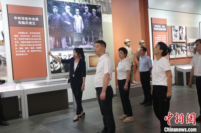 圖為西藏航空一行在臨沂市沂蒙革命紀(jì)念館開展主題教育活動?！〗?攝