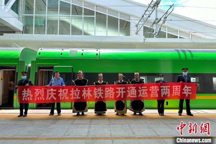 中國(guó)鐵路青藏集團(tuán)有限公司慶祝拉林鐵路開(kāi)通運(yùn)營(yíng)兩周年?！±詈Ｐ?攝