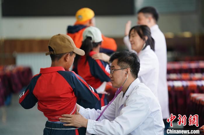 6月26日，西藏日喀則特校的孩子參加先心病篩查?！√K丹 攝