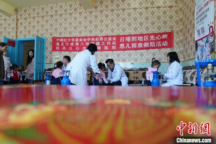 6月27日，西藏康馬縣雙語幼兒園的孩子參加先心病篩查。　蘇丹 攝