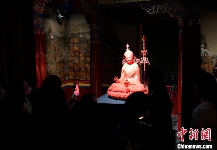 圖為觀眾正在欣賞展覽中的雕塑作品?！±盍?攝