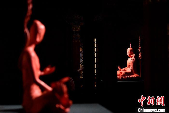 圖為展覽中圍繞西藏歷史與傳統(tǒng)創(chuàng)作的雕塑作品?！±盍?攝