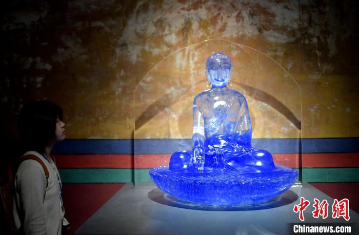 圖為觀眾正在欣賞展覽中的雕塑作品。　李林 攝