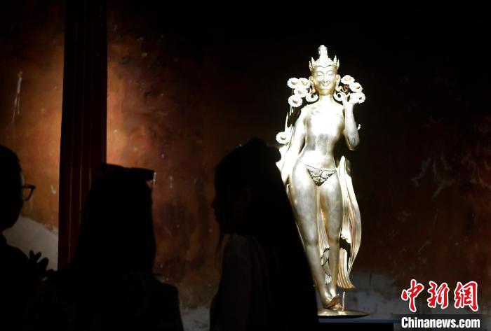 圖為觀眾正在欣賞展覽中的雕塑作品《八萬四千年》?！±盍?攝