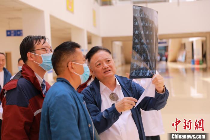 上海專家們采用“一對一”指導(dǎo)等方式，帶動日喀則市人民醫(yī)院科室、醫(yī)生業(yè)務(wù)水平的提升?！∩虾＝淮筢t(yī)學(xué)院供圖