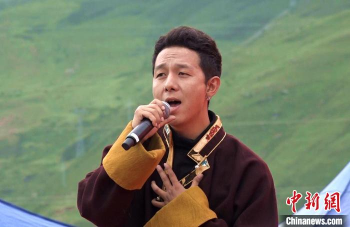 圖為藝人為開(kāi)幕式獻(xiàn)唱。　貢桑拉姆 攝