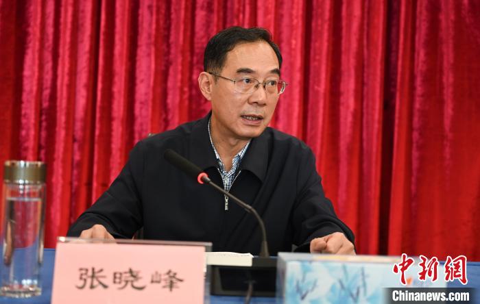 圖為西藏自治區(qū)黨委宣傳部副部長、西藏廣播電視臺(tái)黨組書記張曉峰致辭?！≮w朗 攝