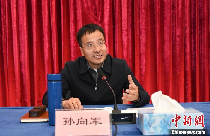 圖為西藏自治區(qū)黨委宣傳部副部長、自治區(qū)社科院黨組書記孫向軍主持活動(dòng)?！≮w朗 攝