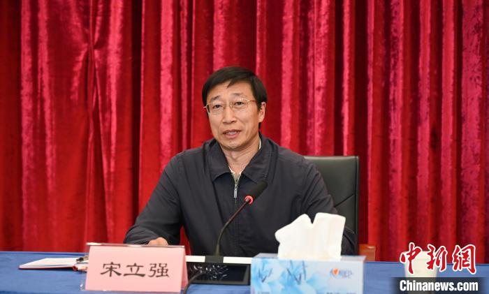 圖為西藏自治區(qū)黨委組織部副部長、第十批援藏干部人才總領(lǐng)隊(duì)宋立強(qiáng)致辭。