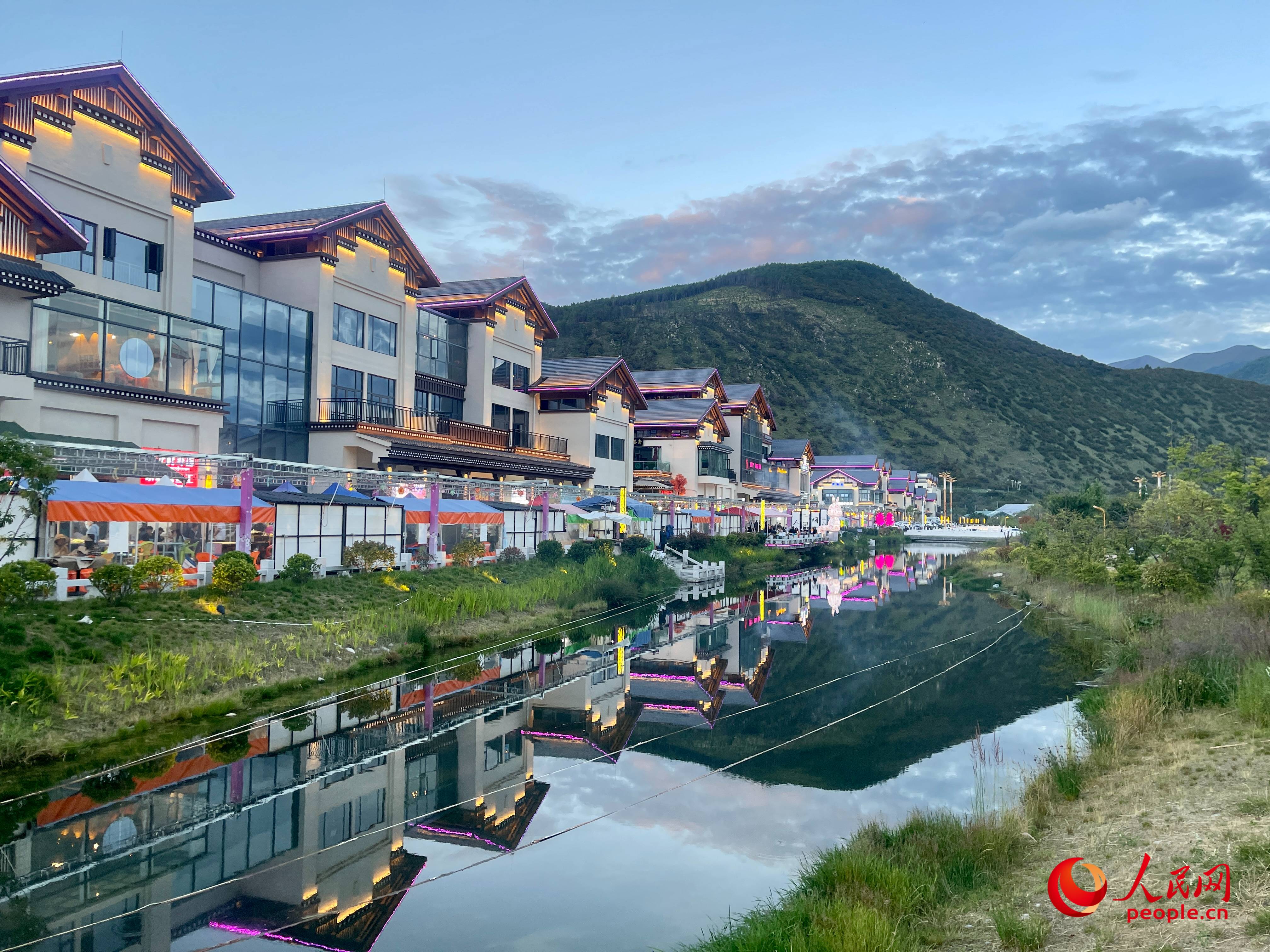 工布公園的一角，風(fēng)景秀麗。人民網(wǎng) 周靜圓攝
