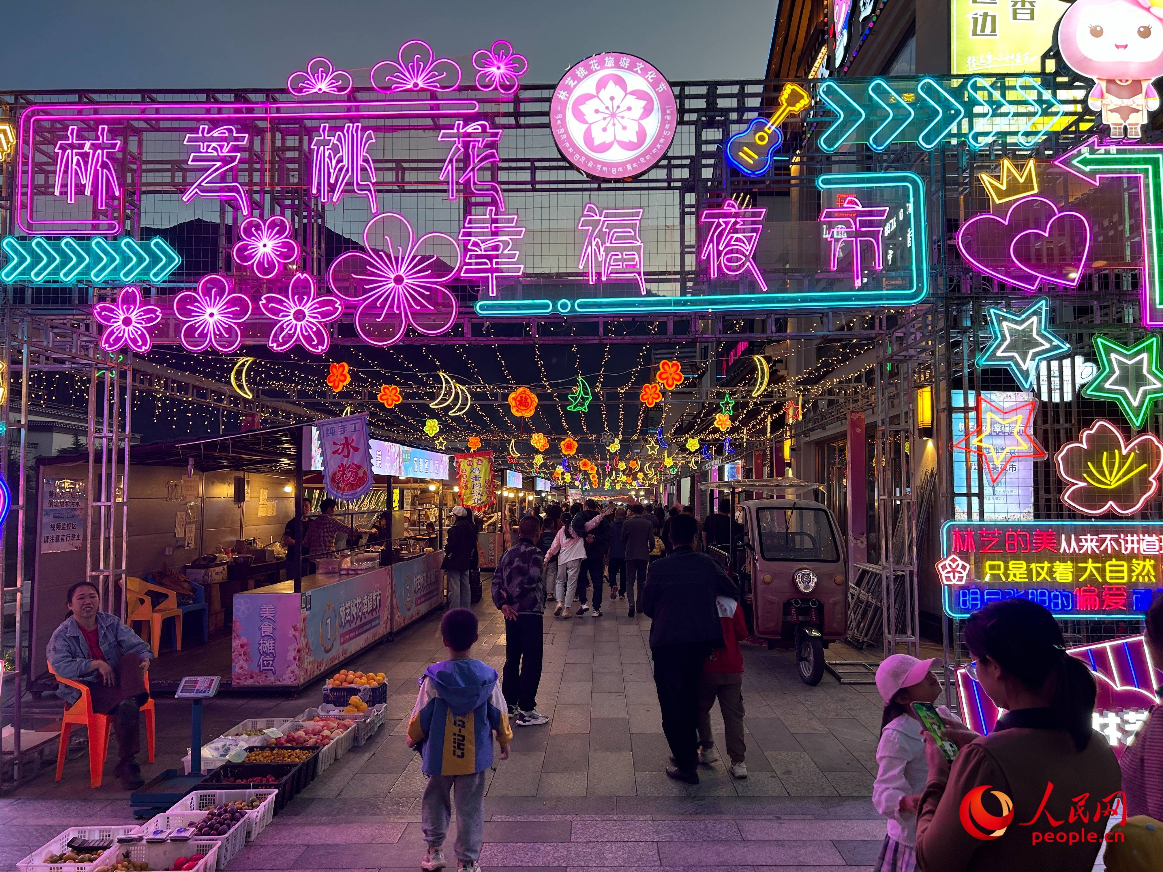 工布公園里的夜市，人來人往。人民網(wǎng) 周靜圓攝