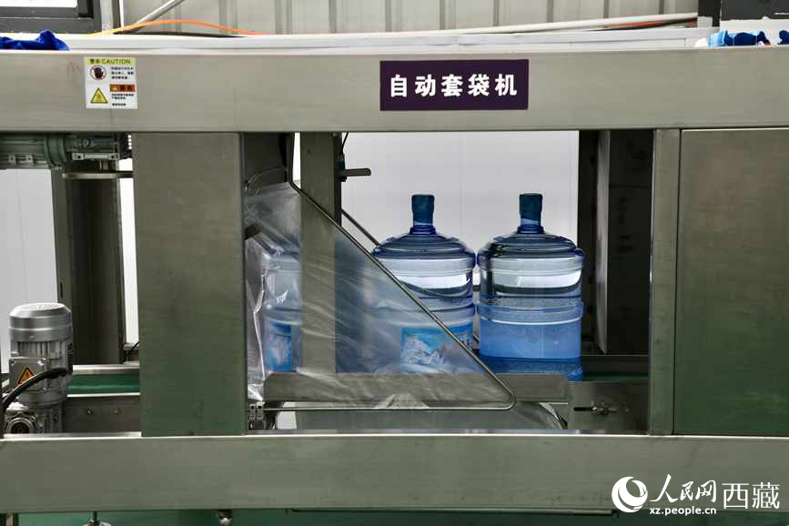 “色達(dá)牙泉”礦泉水（桶裝水）生產(chǎn)加工基地。人民網(wǎng)記者 次仁羅布攝