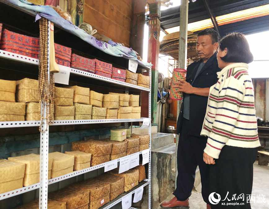 愛明（左一）給游客介紹藤竹產(chǎn)品。