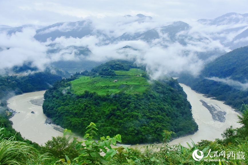云海里的果果塘大拐彎。人民網(wǎng) 李海霞攝