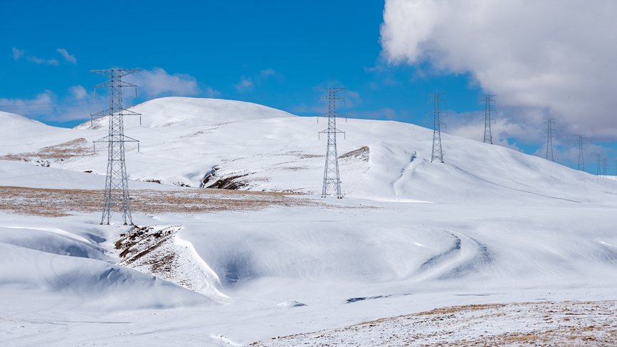 西藏自治區(qū)那曲市冰天雪地里的電網(wǎng)。趙清鵬攝