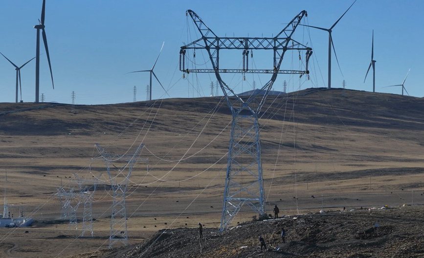 那曲市色尼區(qū)國能100兆瓦風(fēng)電11千伏送電工程現(xiàn)場。拉巴平措攝
