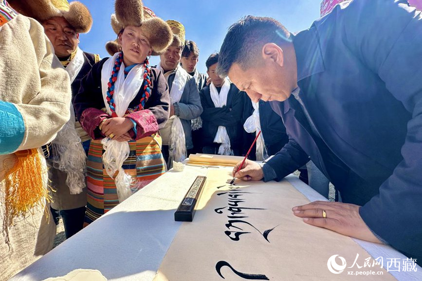 書法家為祈福一年的豐收提筆祝詞。