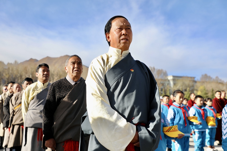 “升國旗、唱國歌”儀式現(xiàn)場。