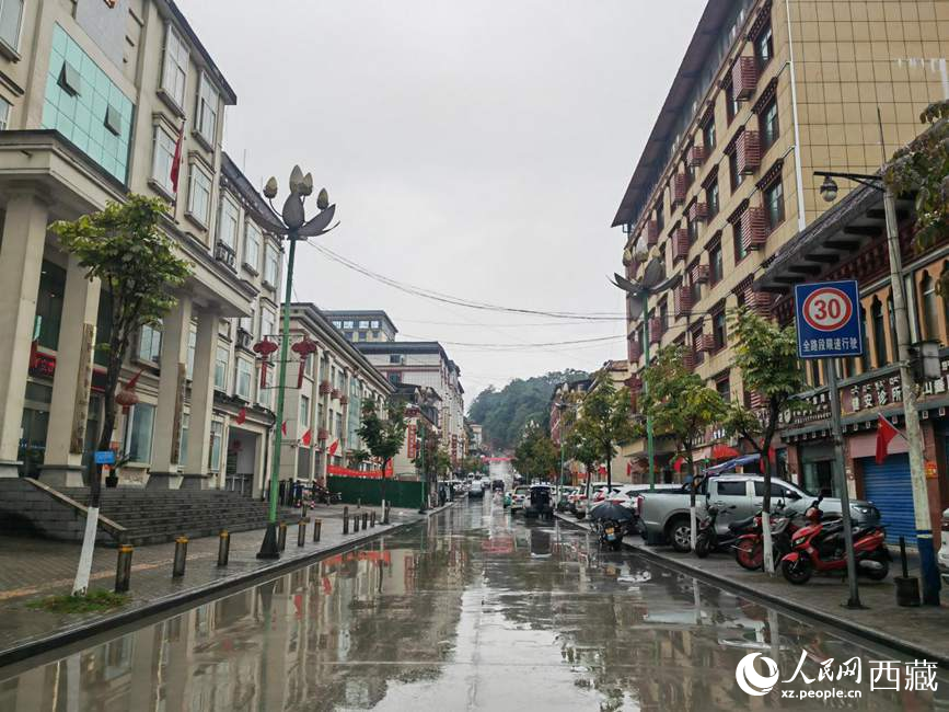 如今的墨脫縣城一應(yīng)俱全。人民網(wǎng) 李海霞攝